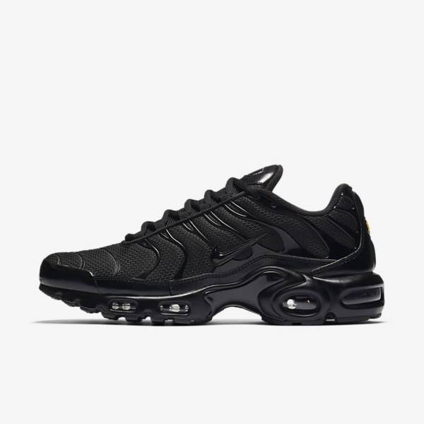 Black Nike Air Max Plus Men\'s Sneakers | NK369NFD