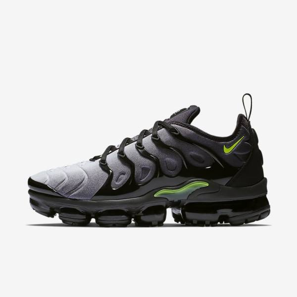 Black / White Nike Air VaporMax Plus Men\'s Sneakers | NK732ZBK