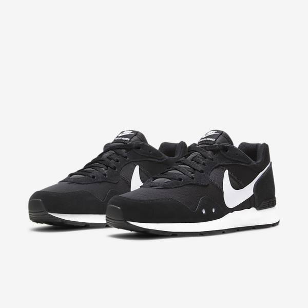 Black / White Nike Venture Runner Men's Sneakers | NK624ZMW